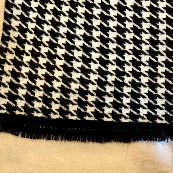NWT Neiman Marcus Cashmere Houndstooth Black & White Skirt - Size Large - Picture 5 of 6